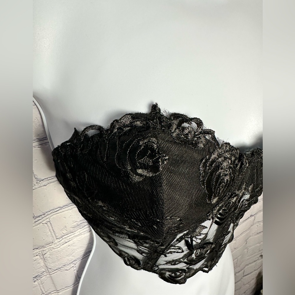 Sexy black lace wire-ribbed bustier with rose design and clasp mesh back - Picture 3 of 9